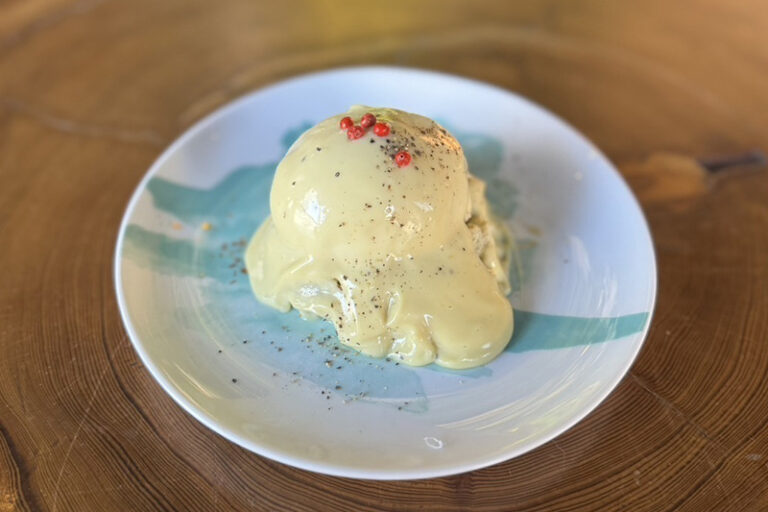 ウフマヨをのせたグリーンカレーのポテトサラダ　780円